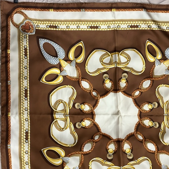 Piaget silk scarf 33.5x33.5”
wore one time only , very good condition - Picture 2 of 8